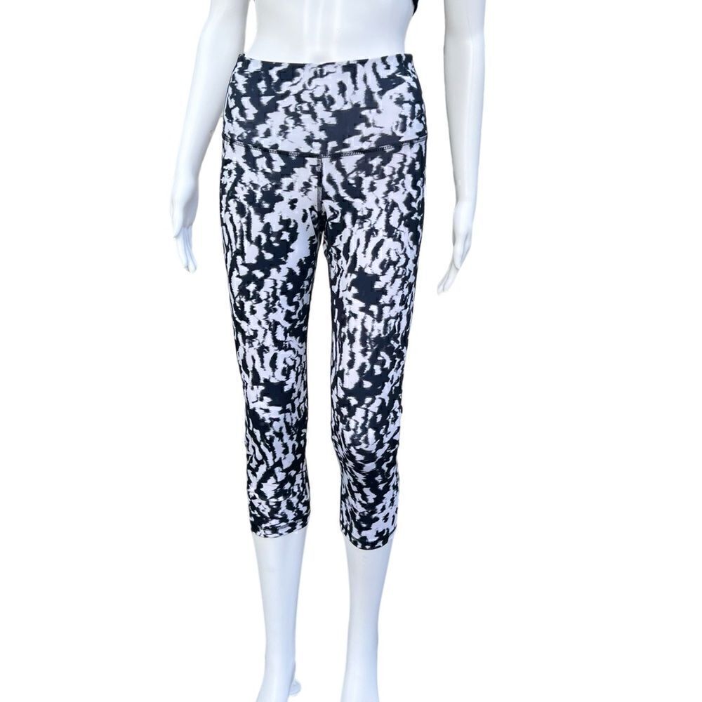 HighโRiseโCompressionโCropโLeggings